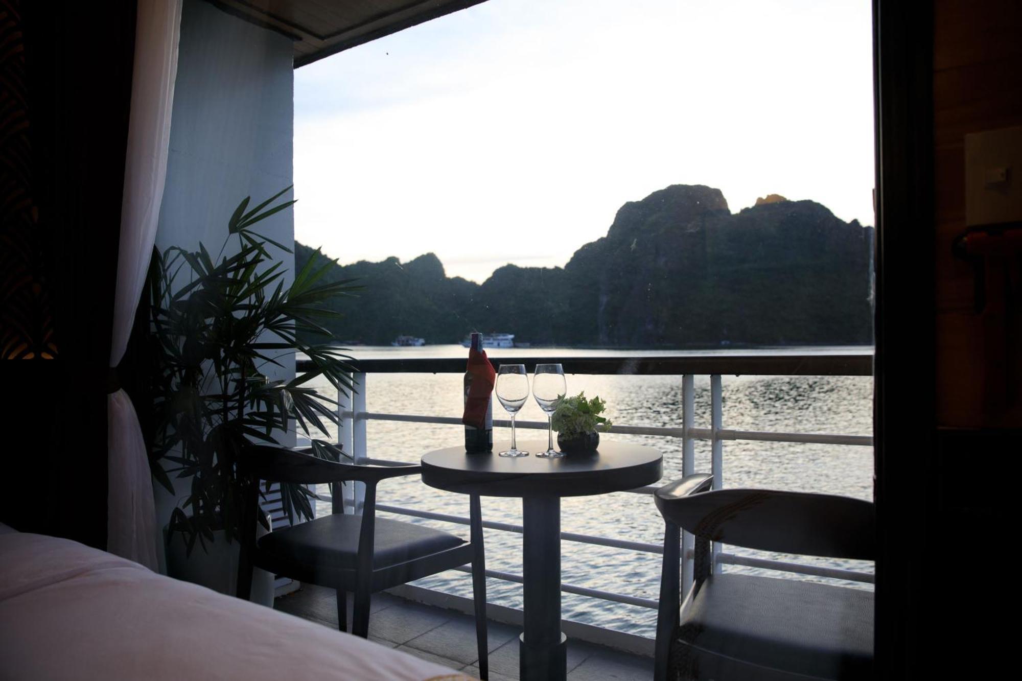 V'Spirit Cruise Hotel Ха Лонг Екстериор снимка