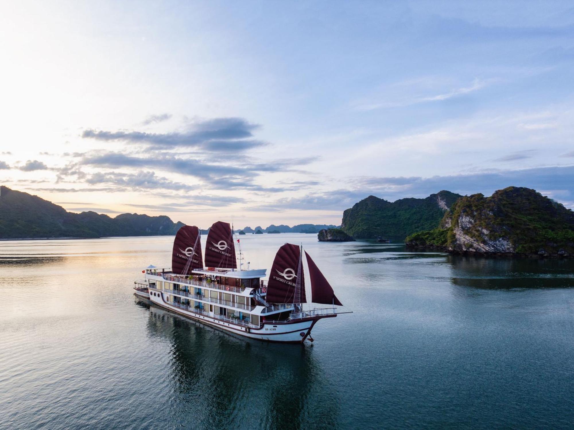 V'Spirit Cruise Hotel Ха Лонг Екстериор снимка